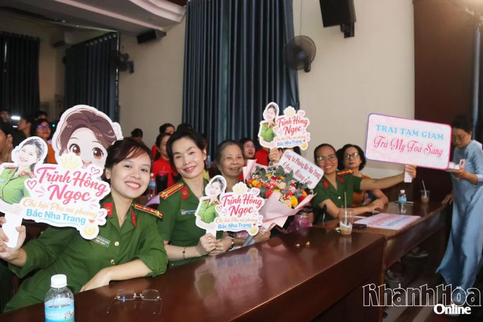 Các cổ động viên cổ vũ cho hội thi.