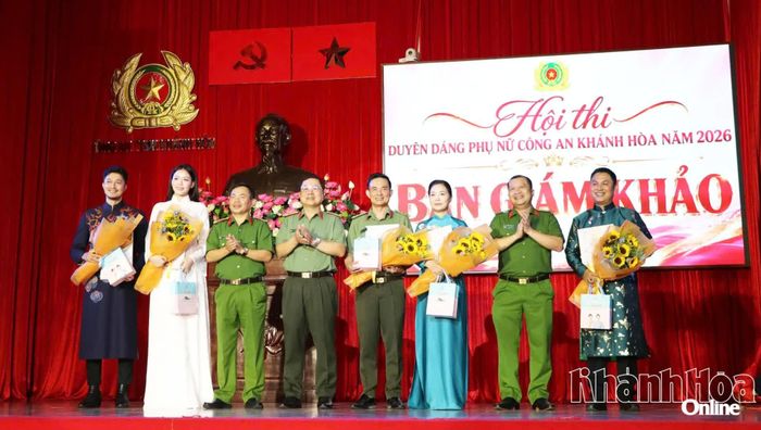 Lãnh đạo Công an tỉnh tặng hoa cho Ban giám khảo hội thi.
