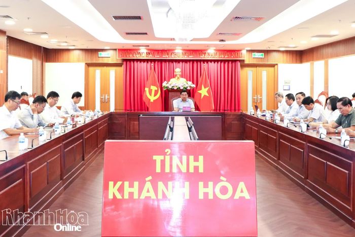 Đồng chí Trịnh Minh Hoàng và đại diện các sở, ban, ngành tham dự hội nghị tại điểm cầu Khánh Hòa.
