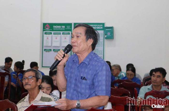 Người dân phát biểu ý kiến tại diễn đàn.