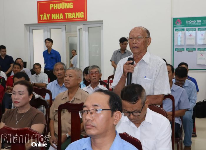 Người dân phản ánh tình trạng đổ rác không đúng nơi quy định gây ô nhiễm môi trường.