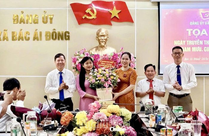 Lãnh đạo Ủy ban MTTQ Việt Nam xã tặng hoa chúc mừng các cơ quan tham mưu, giúp việc Đảng ủy nhân kỷ niệm ngày truyền thống.