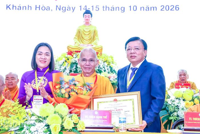 Lãnh đạo tỉnh Khánh hòa tặng bằng khen cho Hòa thượng Thích Hạnh Thể - Trưởng Ban Trị sự Giáo hội Phật giáo Việt Nam tỉnh Khánh Hòa nhiệm kỳ 2022 - 2026.