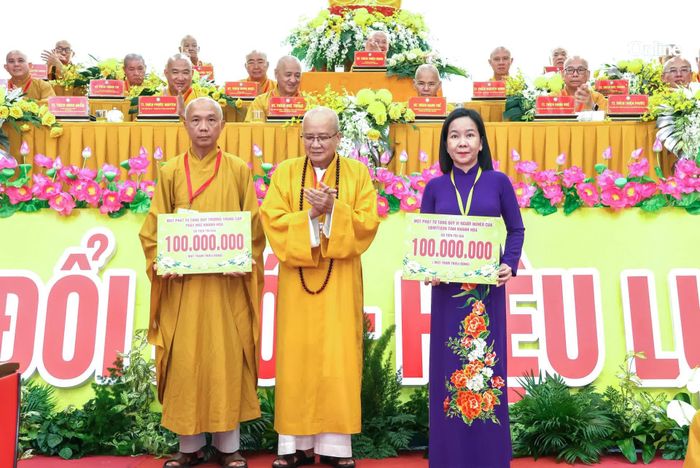 Đại diện Ủy ban MTTQ Việt Nam tỉnh cùng đại diện Trường Trung cấp Phật học Khánh Hòa nhận bảng tượng trưng kinh phí ủng hộ Quỹ Vì người nghèo tỉnh và quỹ của trường do một phật tử hỗ trợ. 