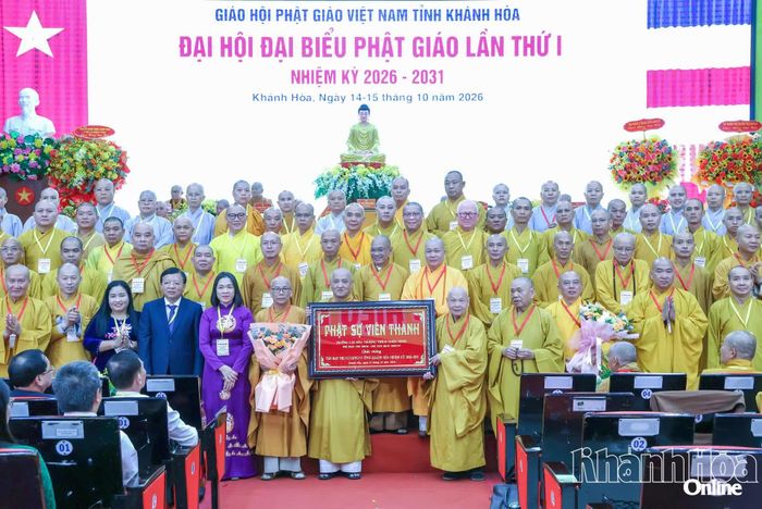 Lãnh đạo tỉnh Khánh Hòa chụp hình cùng Ban Trị sự Giáo hội Phật giáo Việt Nam tỉnh nhiệm kỳ 2026 – 2031.