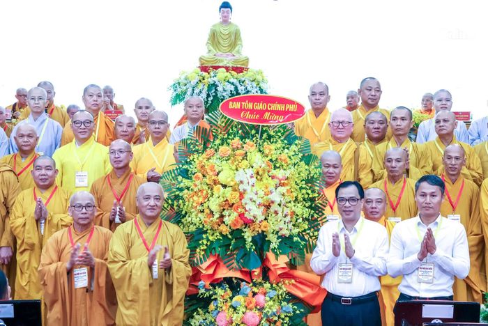 Ban Tôn giáo Chính phủ tặng hoa chúc mừng đại hội.