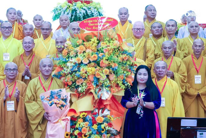 Lãnh đạo Sở Dân tộc và Tôn giáo tỉnh tặng hoa chúc mừng đại hội.
