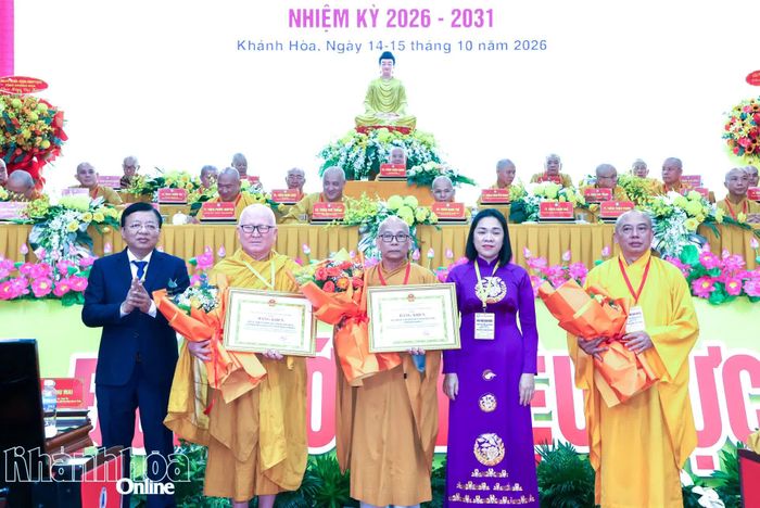 Lãnh đạo tỉnh Khánh hòa tặng bằng khen cho các tập thể và cá nhân.