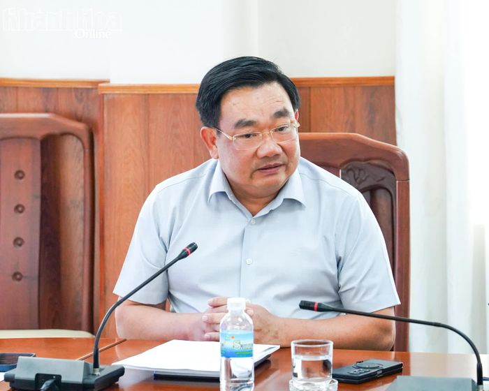 Phó Chủ tịch UBND tỉnh Trịnh Minh Hoàng phát biểu tại cuộc họp.