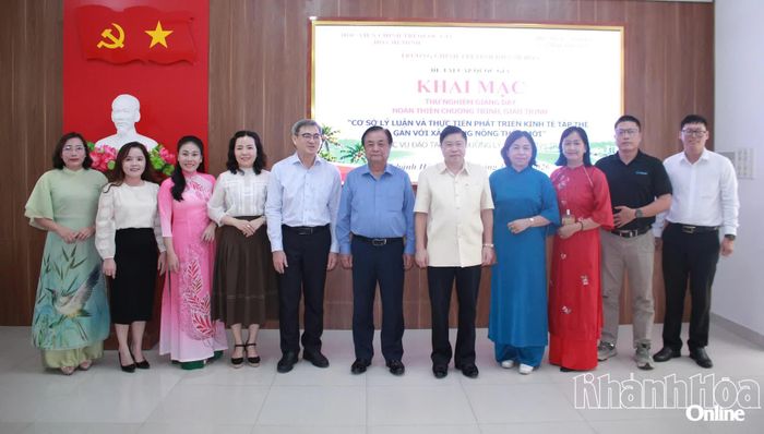 Các đại biểu chụp ảnh lưu niệm tại buổi khai mạc.