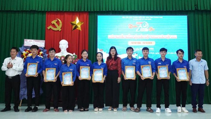 Các cán bộ, hội viên tiêu biểu trong phong trào thanh niên xã Vạn Ninh được tuyên dương tại buổi lễ.