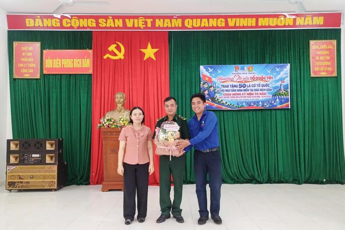 Đoàn Thanh niên - Hội Liên hiệp Thanh niên Việt Nam phường Nha Trang tặng quà cho Đồn Biên phòng Bích Đầm.