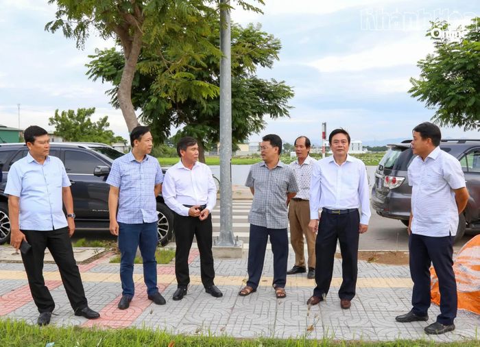 Đồng chí Lữ Thanh Hải và các thành viên đoàn giám sát khảo sát thực tế tại Khu tái định - Dự án Đầu tư xây dựng công trình đường đôi vào TP. Phan Rang - Tháp Chàm (đoạn phía nam), tỉnh Ninh Thuận (cũ).