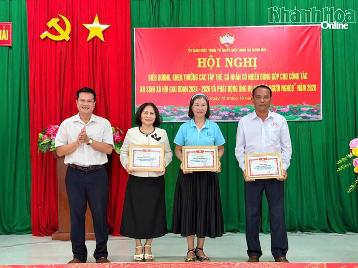 Lãnh đạo xã trao giấy khen cho các tập thể, cá nhân có nhiều đóng góp trong công tác an sinh xã hội giai đoạn 2024 - 2026 và vận động Quỹ “Vì người nghèo” năm 2026.