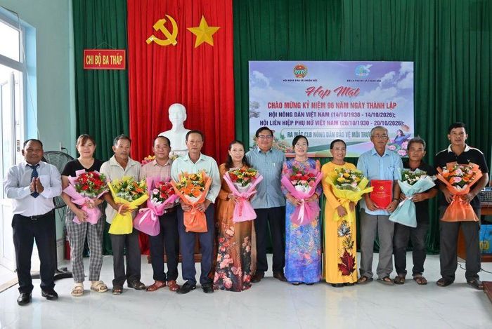 Câu lạc bộ Nông dân bảo vệ môi trường thôn Ba Tháp và thôn Mỹ Nhơn ra mắt. 