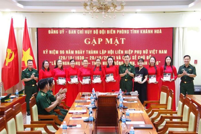 Lãnh đạo Ban Chỉ huy Bộ đội Biên phòng tỉnh tặng quà chúc mừng cán bộ, hội viên phụ nữ.