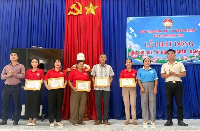 Các cá nhân được khen thưởng tại buổi lễ.