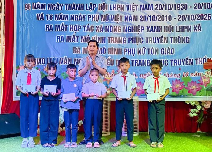 Lãnh đạo Đảng ủy, HĐND xã trao quà cho các em học sinh có hoàn cảnh khó khăn.