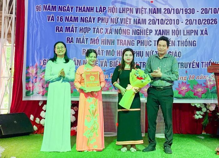 Lãnh đạo Hội Liên hiệp Phụ nữ tỉnh và UBND xã Nam Khánh Vĩnh trao quyết định thành lập cho Hợp tác xã Nông nghiệp xanh phụ nữ Nam Khánh Vĩnh.
