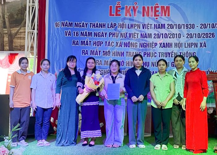 Lãnh đạo Hội Liên hiệp Phụ nữ xã trao quyết định thành lập mô hình “Phụ nữ tôn giáo” thôn Liên Sang.