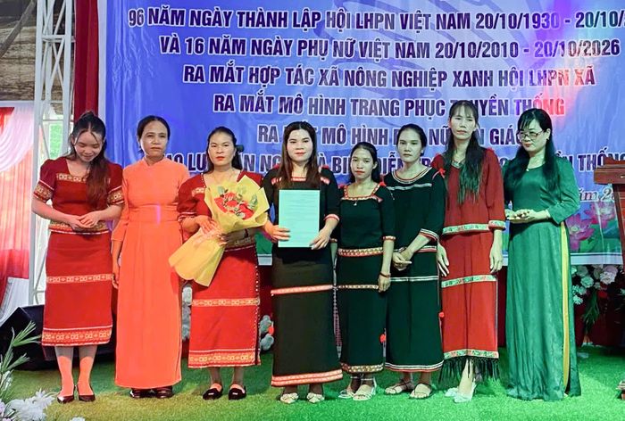 Trao quyết định thành lập mô hình “Trang phục truyền thống dân tộc T’rin” thôn Sơn Thái.