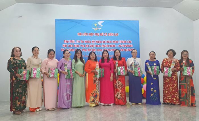 Lãnh đạo Đảng ủy và Hội Liên hiệp Phụ nữ xã trao quà cho các cán bộ, hội viên phụ nữ.