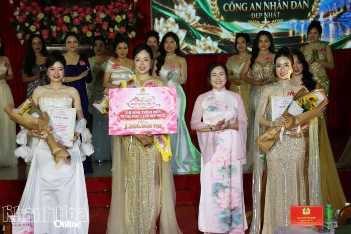Ban tổ chức trao giải phụ cho 3 thí sinh trình diễn trang phục Công an nhân dân đẹp nhất.