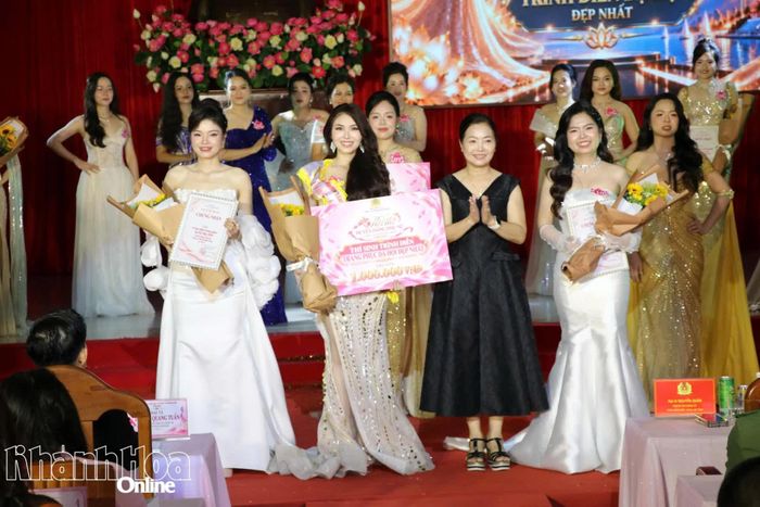 Ban tổ chức trao giải phụ cho 3 thí sinh trình diễn trang phục dạ hội đẹp nhất.