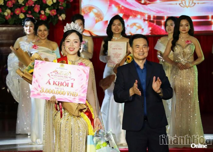 Ban tổ chức trao giải Á khôi 1 cho thí sinh Phạm Lê Mỹ Linh.