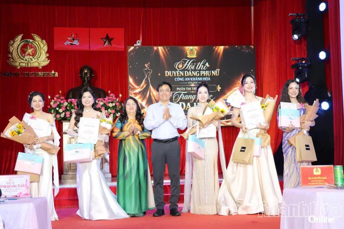 Ban tổ chức trao chứng nhận 5 thí sinh xuất sắc thuộc top 10.