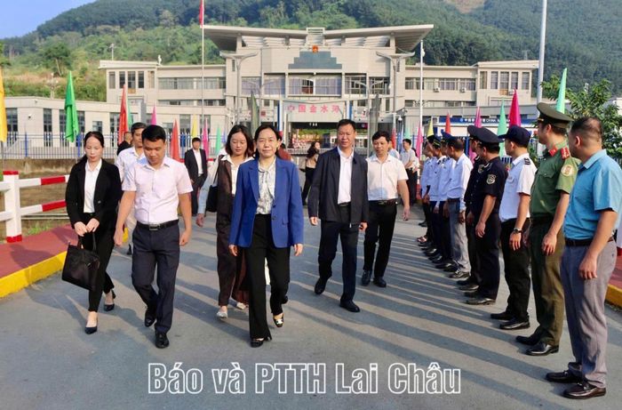 Đón đoàn tại cầu Hữu nghị Việt - Trung, cửa khẩu quốc tế Ma Lù Thàng.