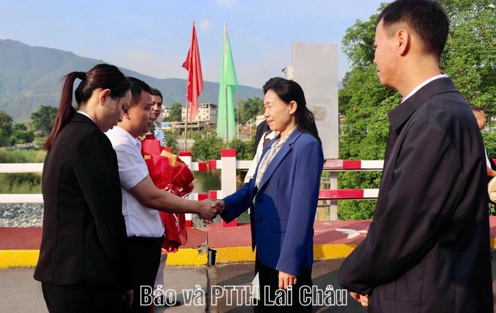 Đồng chí Lê Nhật Thăng - Phó trưởng Ban Quản lý Khu kinh tế cửa khẩu tỉnh thăm hỏi, tặng hoa chào mừng đồng chí Điền Hồng Mai - Phó Bí thư Huyện ủy, Huyện trưởng Chính quyền Nhân dân huyện Kim Bình và đoàn công tác sang thăm, làm việc tại tỉnh Lai Châu.