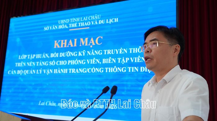 Đồng chí Trần Quang Kháng – Phó Giám đốc Sở Văn hóa, Thể thao và Du lịch phát biểu khai mạc lớp tập huấn.