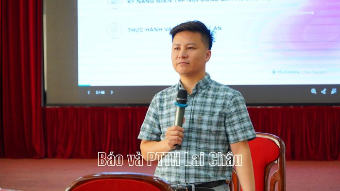 Giảng viên Học viện Báo chí và Tuyên truyền truyền đạt nội dung tại lớp tập huấn.