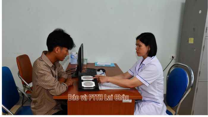 Cán bộ chuyên môn kiểm tra thị lực cho công dân.