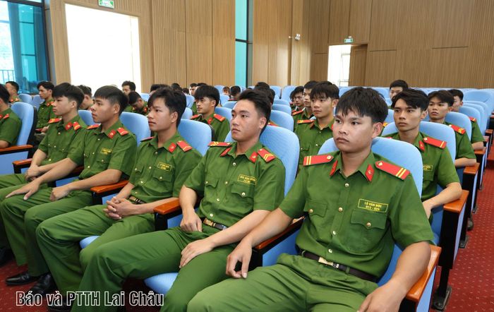 Đông đảo cán bộ, chiến sĩ Công an tỉnh, Ban Chỉ huy Bộ đội Biên phòng tỉnh dự Lễ phát động.