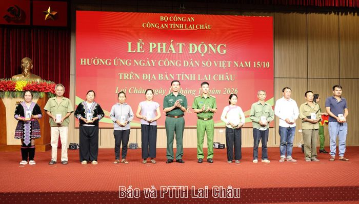 Đại diện lãnh đạo Công an tỉnh, Ban Chỉ huy Bộ đội Biên phòng tỉnh trao tặng điện thoại thông minh cho các hộ dân có hoàn cảnh khó khăn trên địa bàn tỉnh.