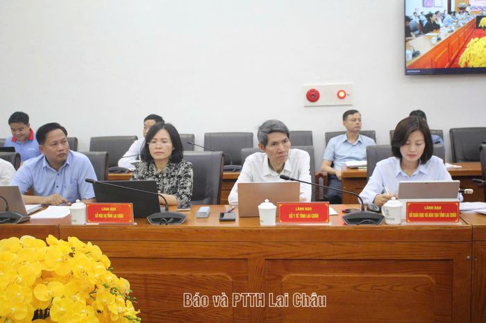 Đại biểu dự họp báo.
