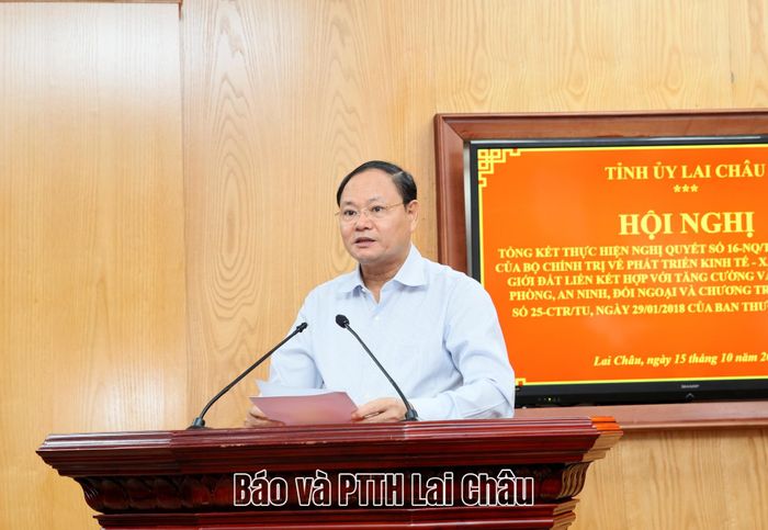Đồng chí Lê Minh Ngân - Bí thư Tỉnh ủy, Chủ tịch HĐND tỉnh phát biểu kết luận hội nghị. 