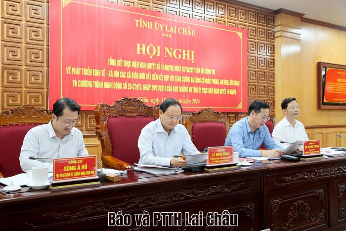 Các đồng chí Thường trực Tỉnh uỷ điều hành nội dung hội nghị. 