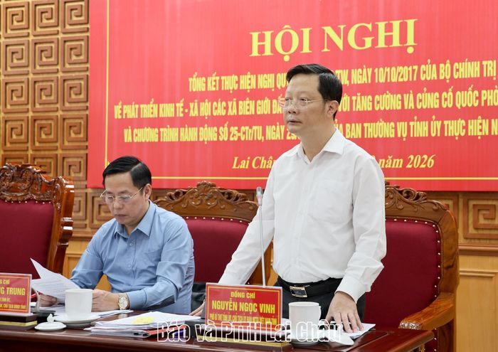 Đồng chí Nguyễn Ngọc Vinh - Phó Bí thư Tỉnh uỷ, Chủ tịch Uỷ ban Mặt trận Tổ quốc Việt Nam tỉnh điều hành nội dung thảo luận. 