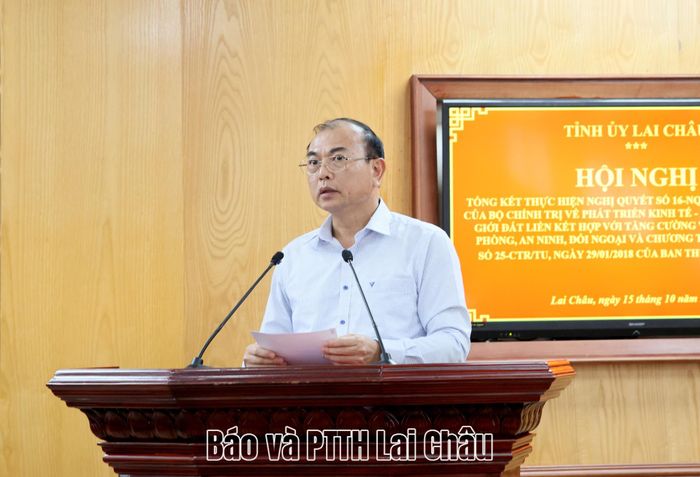 Đồng chí Nguyễn Sỹ Cảnh - Phó Chủ tịch UBND tỉnh báo cáo kết quả thực hiện Nghị quyết số 16-NQ/TW của Bộ Chính trị. 