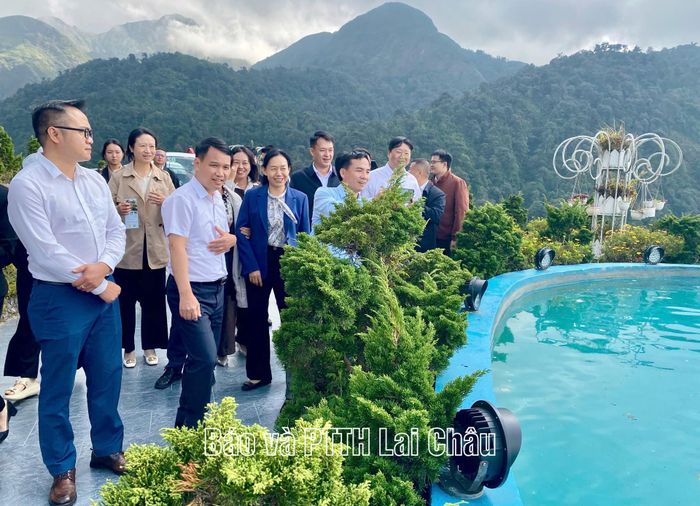 ... tham quan khu du lịch Cổng trời Ô Quy Hồ.