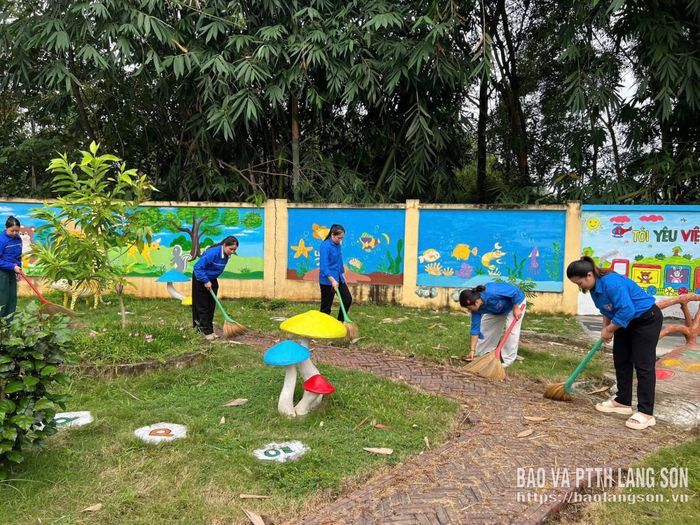 Đoàn viên, thanh niên xã Quốc Khánh vệ sinh môi trường tại trường học trên địa bàn xã