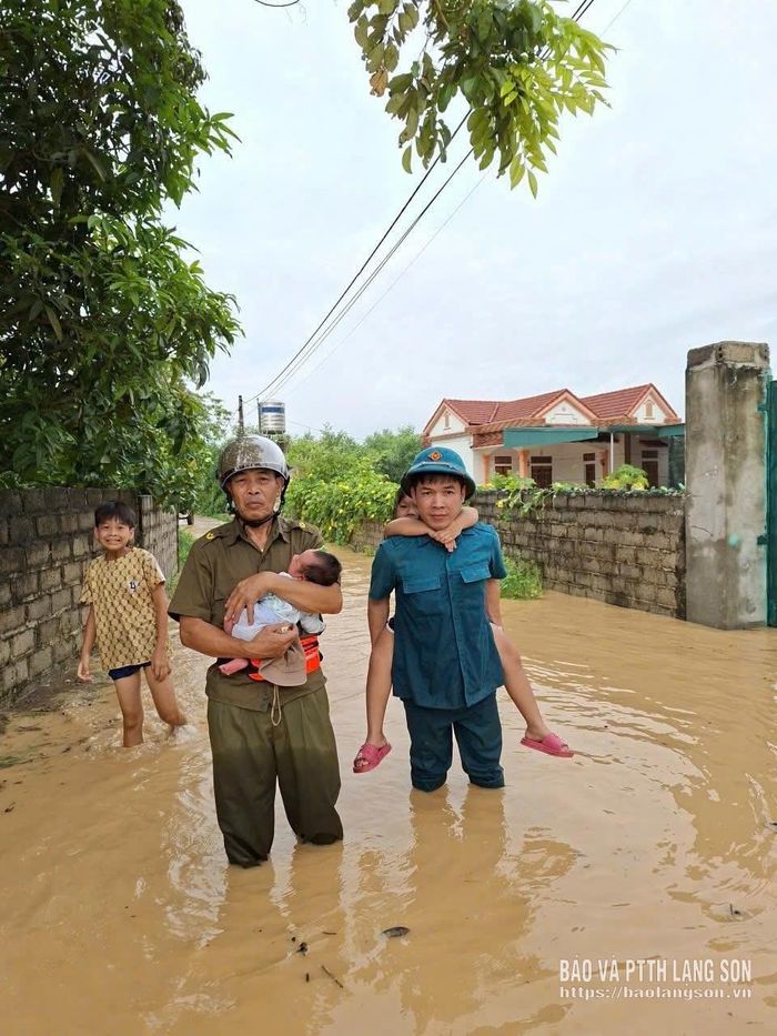 Lực lượng an ninh trật tự cơ sở giúp đỡ Nhân dân trong bão lũ