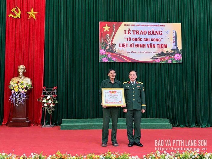 Lãnh đạo Bộ CHQS tỉnh trao Bằng "Tổ quốc ghi công" cho thân nhân gia đình liệt sĩ Đinh Văn Tiêm