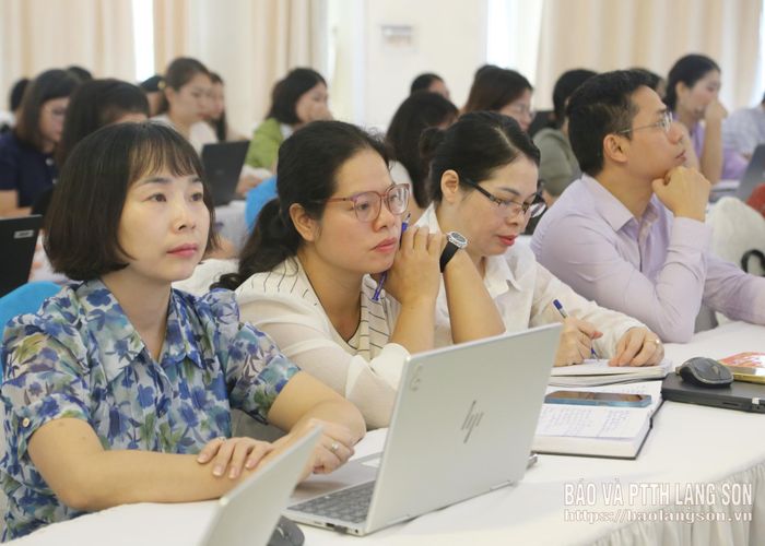 Các cán bộ quản lý, giáo viên cốt cán tham dự tại chương trình tập huấn
