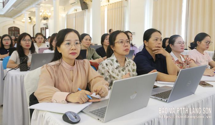Các cán bộ quản lý, giáo viên cốt cán tham dự tại chương trình tập huấn