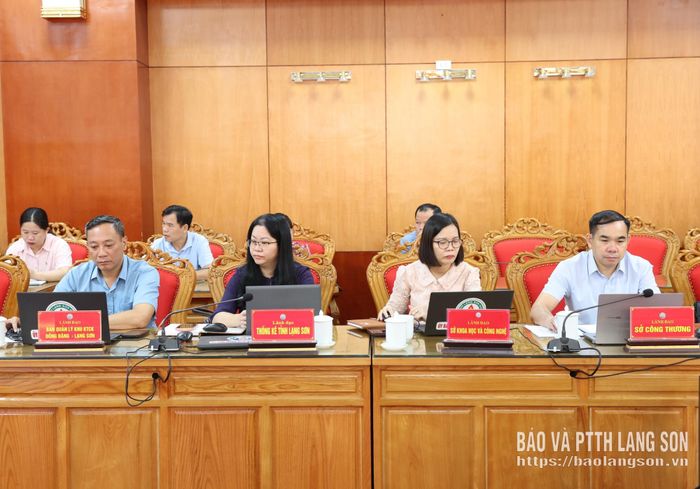Các đại biểu tại điểm cầu Lạng Sơn nghiên cứu tài liệu hội nghị