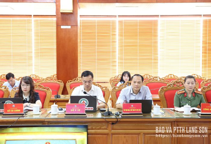 Đại diện các sở, ngành theo dõi chương trình hội nghị tại điểm cầu Lạng Sơn